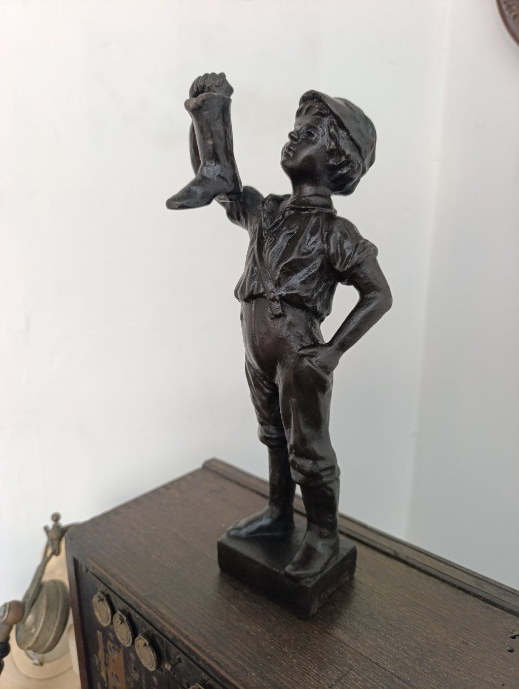 Dr. Carlos Alarico Gómez Dona Escultura ‘El Niño de la&nbsp;Bota’